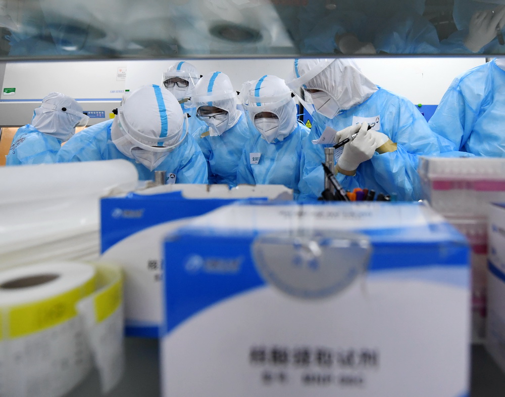 檢測人員在實驗室做處理樣本前的准備工作（6月25日攝）。
