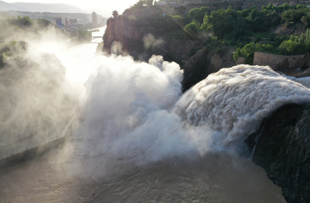 6月26日，劉家峽水庫進行泄洪作業（無人機照片）。