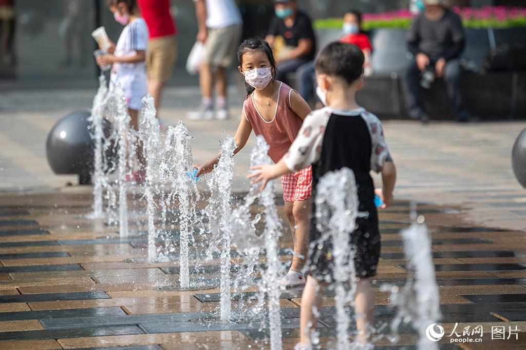 北京闷热难当 孩童戏水降温清凉一夏