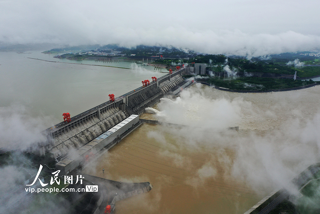 三峽大壩今年首次削峰泄洪【2】
