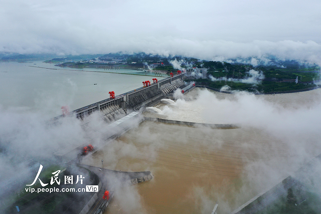 三峽大壩今年首次削峰泄洪