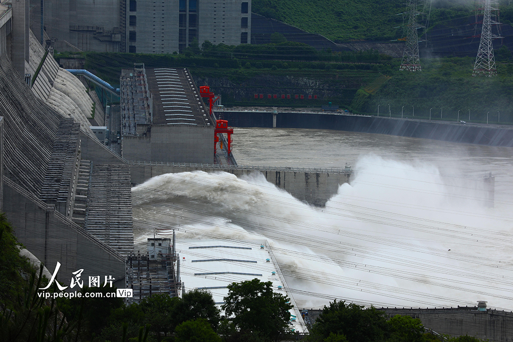 三峽大壩今年首次削峰泄洪【3】