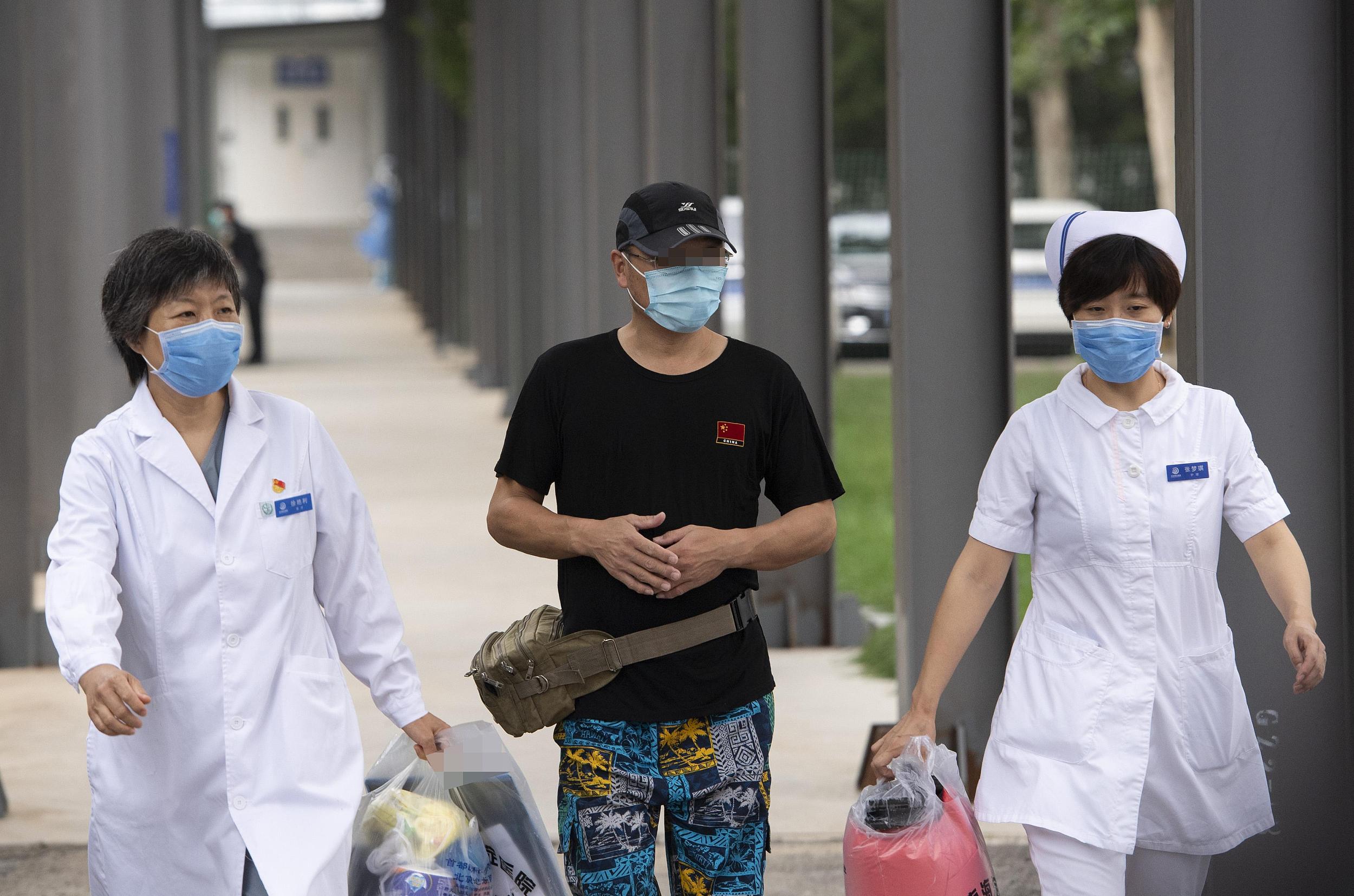 北京新發地相關新冠肺炎首例患者出院。侯宇/ 人民視覺