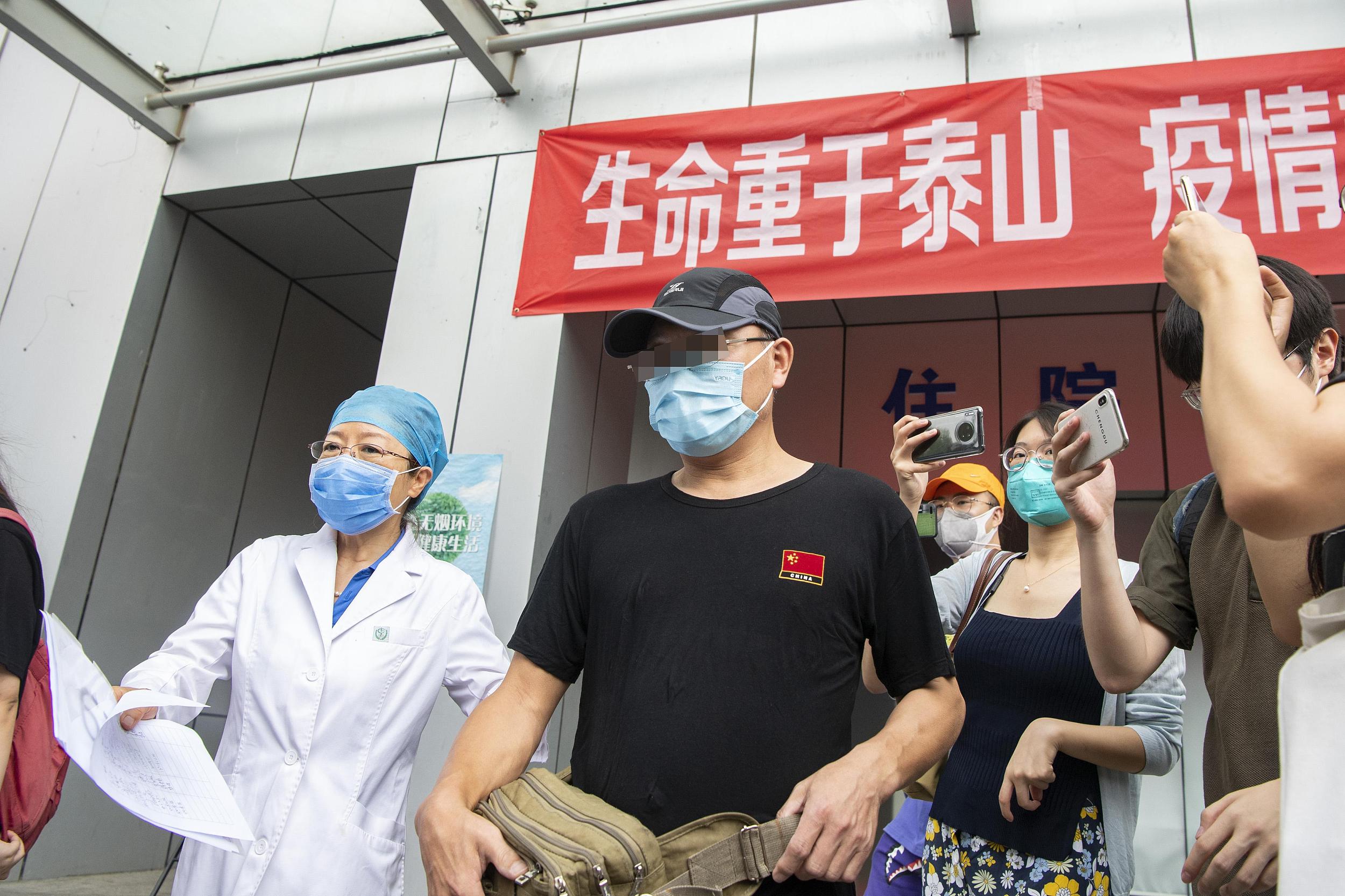 北京新發地相關新冠肺炎首例患者出院。侯宇/ 人民視覺