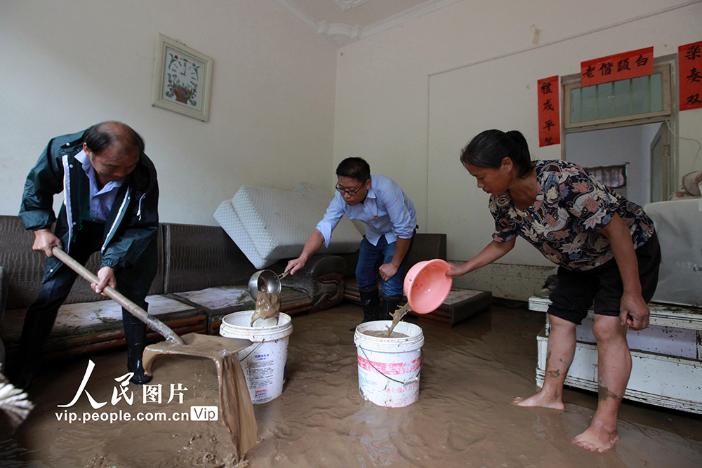 6月30日，貴州省畢節市黔西縣紅林彝族苗族鄉川洞村，黨員積極幫助受災農戶開展室內排水清淤。