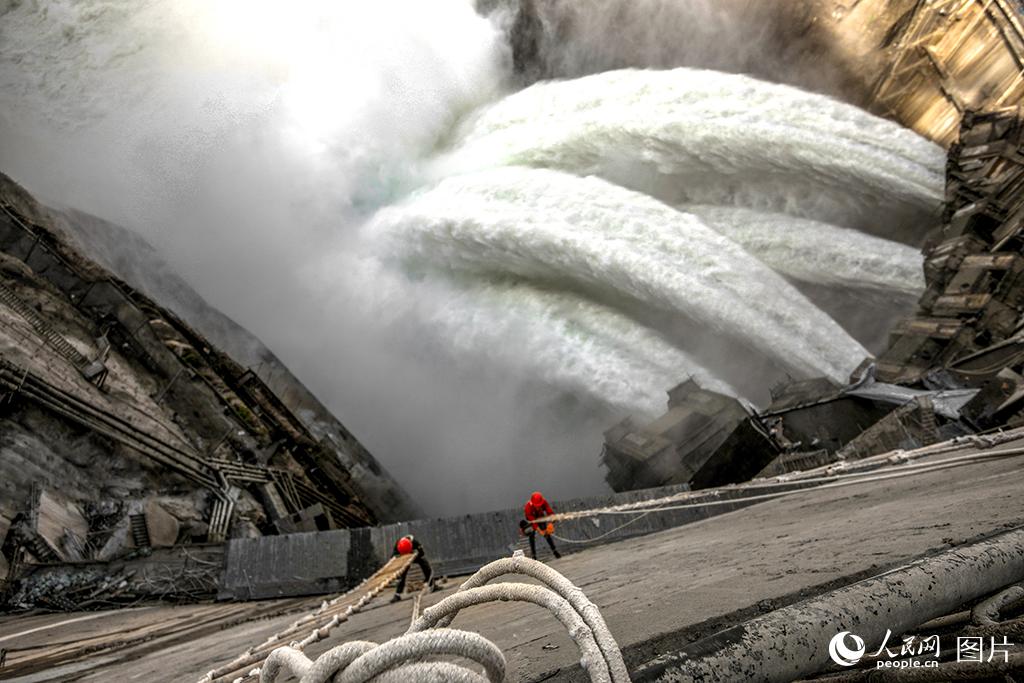 2020年6月29日乌东德水电站工人在大坝上施工作业。中国女摄影家协会  王娟 摄