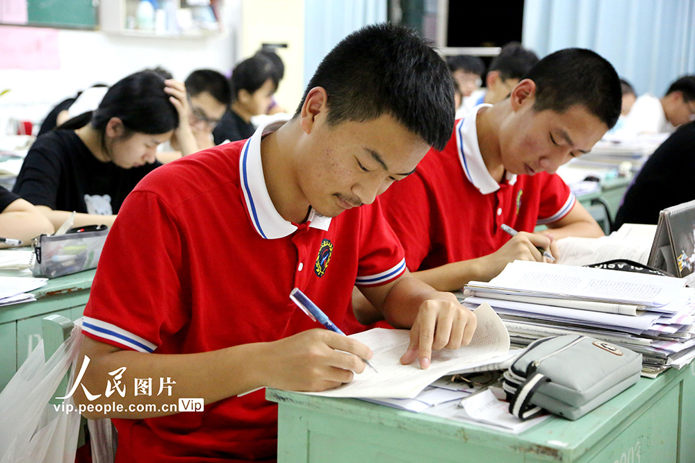 6月30日晚，在連雲港高級中學教學樓教室裡，即將參加高考的學生在上晚自習。