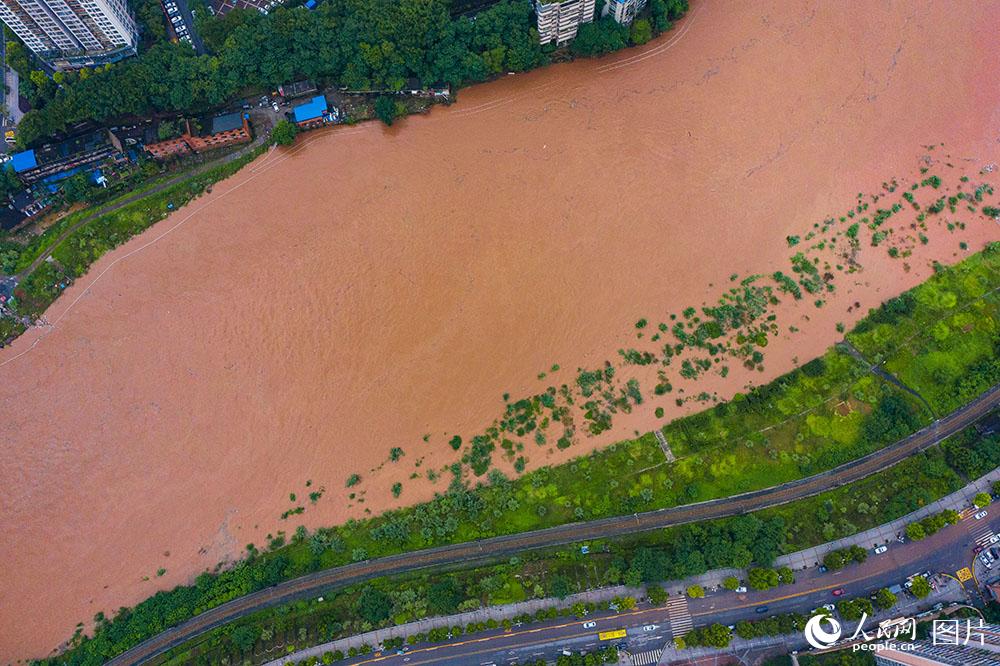 7月1日，重庆市綦江区綦江河水位上涨，滨江路被淹。