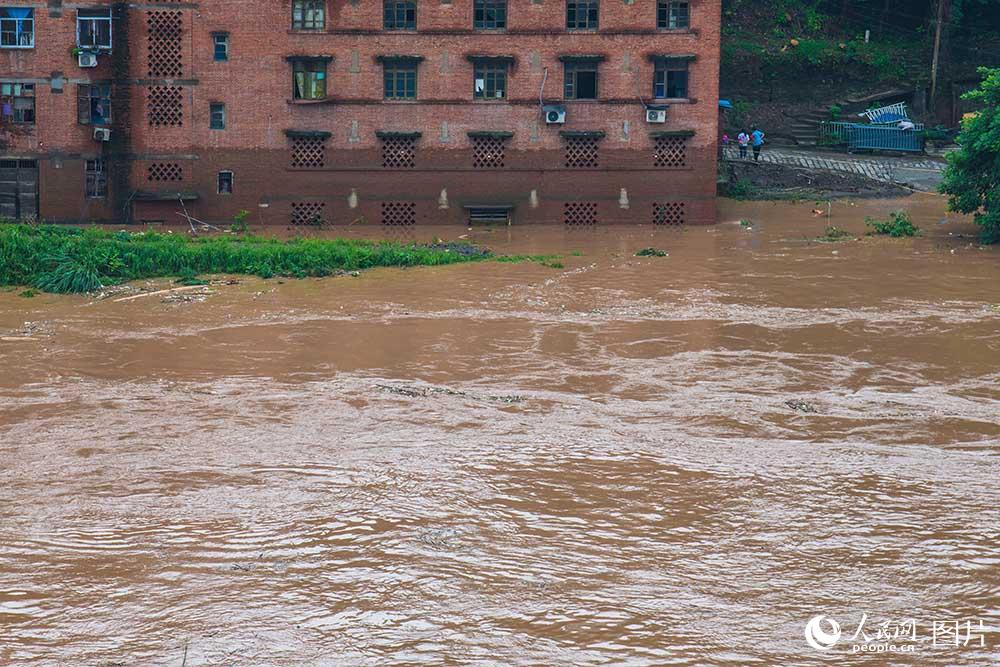 7月1日，重慶市綦江區古南街道北街部分沿河居民樓被淹。