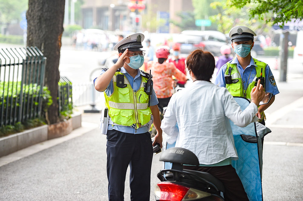 電動車不戴頭盔處罰首日 南京交警半天查了513起