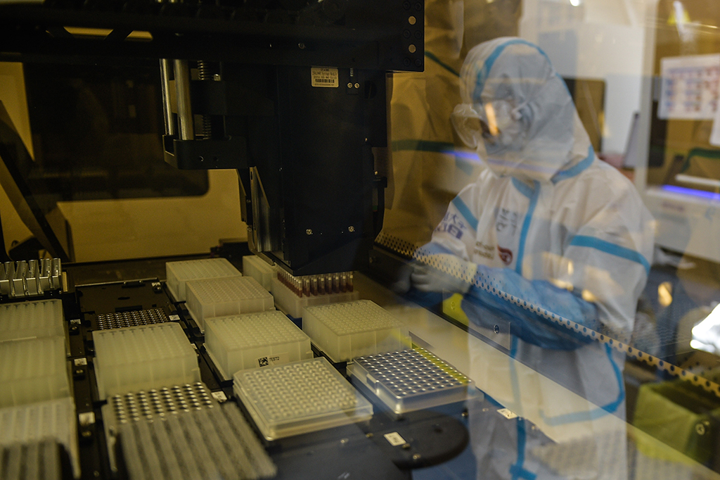7月1日，在提取實驗室內，自動提取儀在提取樣本核酸。新華社記者 彭子洋 攝