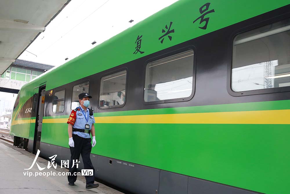 7月1日，陕西省西安市西安火车站，乘警在D5096次列车发车前巡查列车。