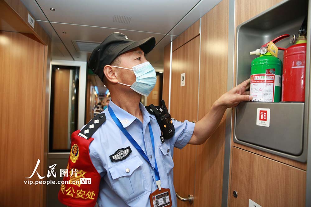 7月1日，乘警在D5095次列车上进行消防安全检查。