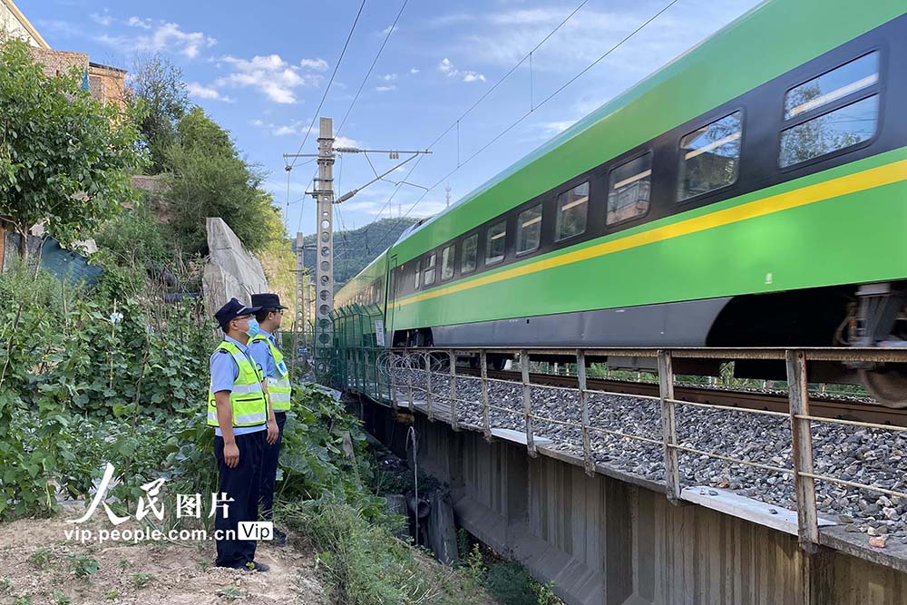 7月1日，陕西省延安市，延安站派出所民警在巡查线路。
