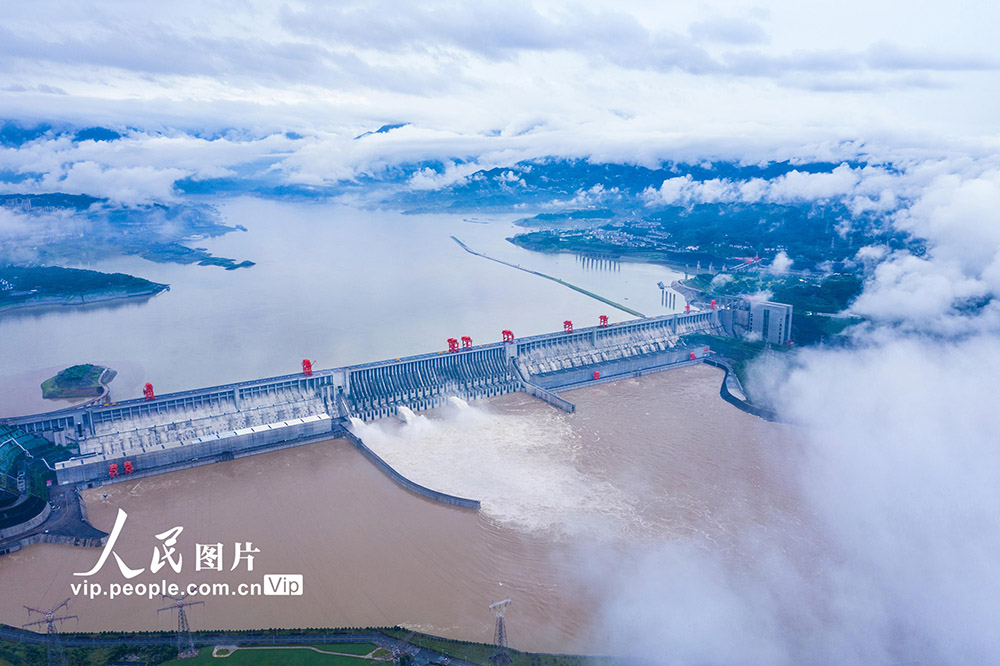 入库流量超5万立方米每秒 三峡大坝开启3孔泄洪