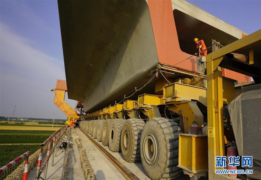 7月2日，工人在京唐城際鐵路河北省唐山市豐潤段建設工地施工。