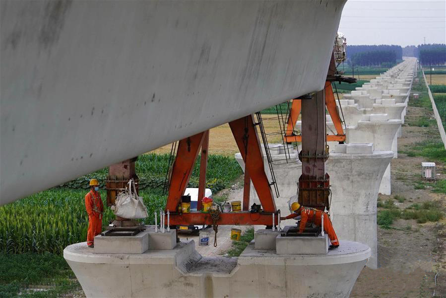 7月2日，工人在京唐城际铁路河北省唐山市丰润段建设工地施工。 