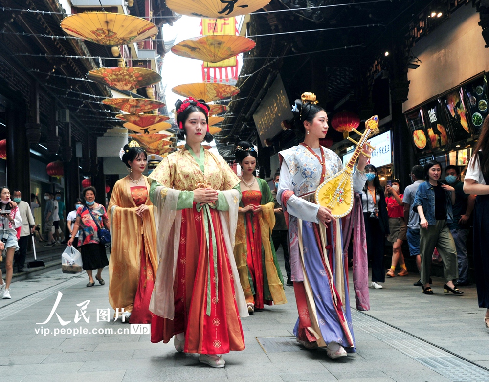 2020年7月3日，上海，身著漢服的女孩們漫步豫園商城街區展演“國風秀”。