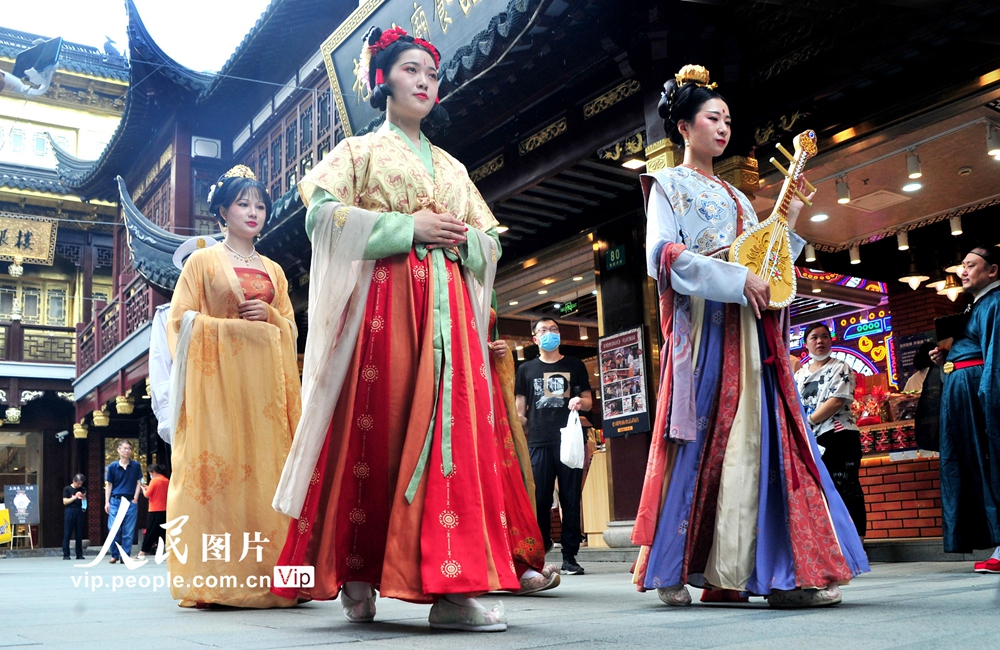 2020年7月3日，上海，身著漢服的女孩們漫步豫園商城街區展演“國風秀”。