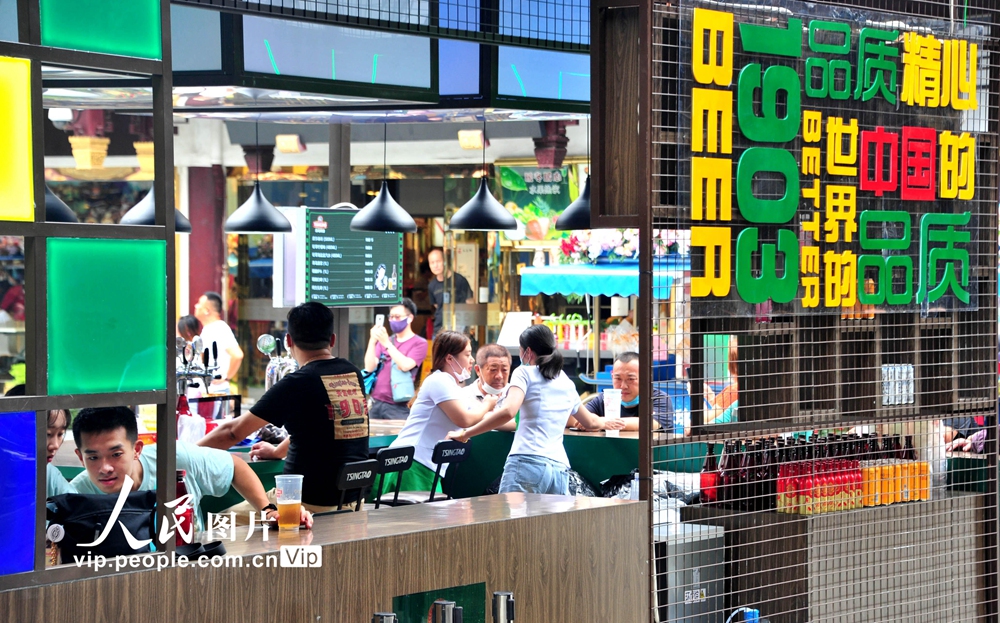2020年7月3日，上海，豫園中心廣場上開啟的“食玩校場”吸引了游客休閑消費。