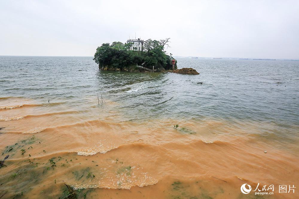 2020年7月5日拍攝的洪水中的江西鄱陽湖都昌印山。