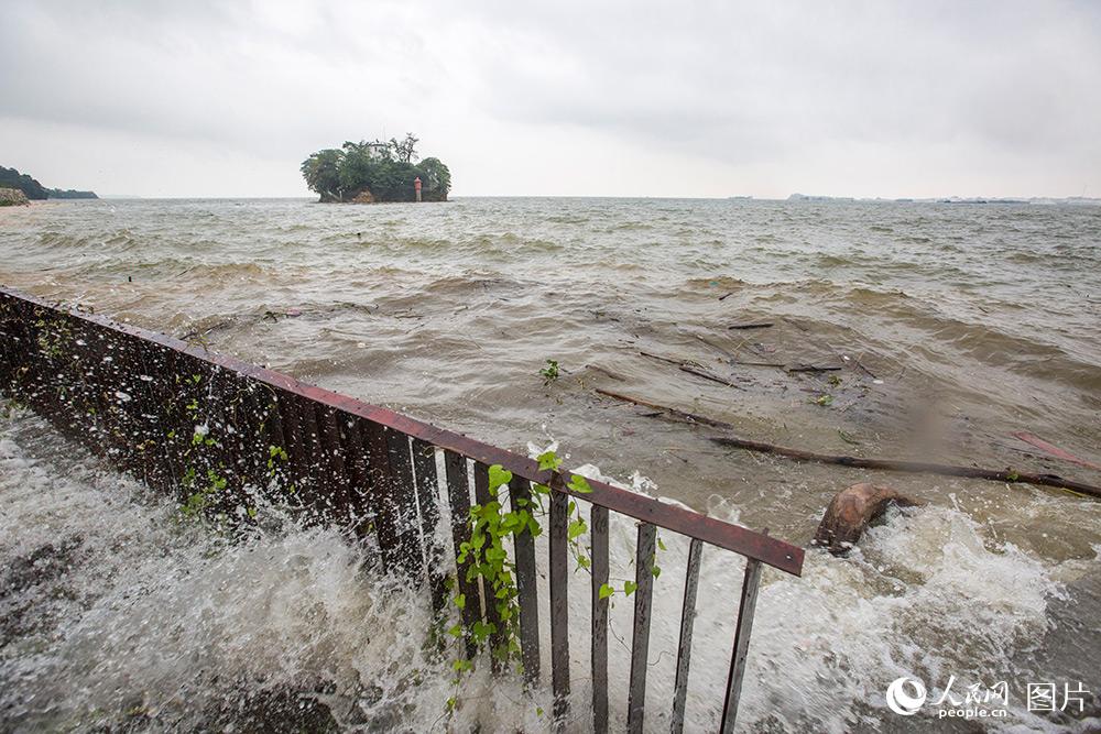 2020年7月5日，江西鄱陽湖都昌印山附近的親水平台被洪水沖刷。
