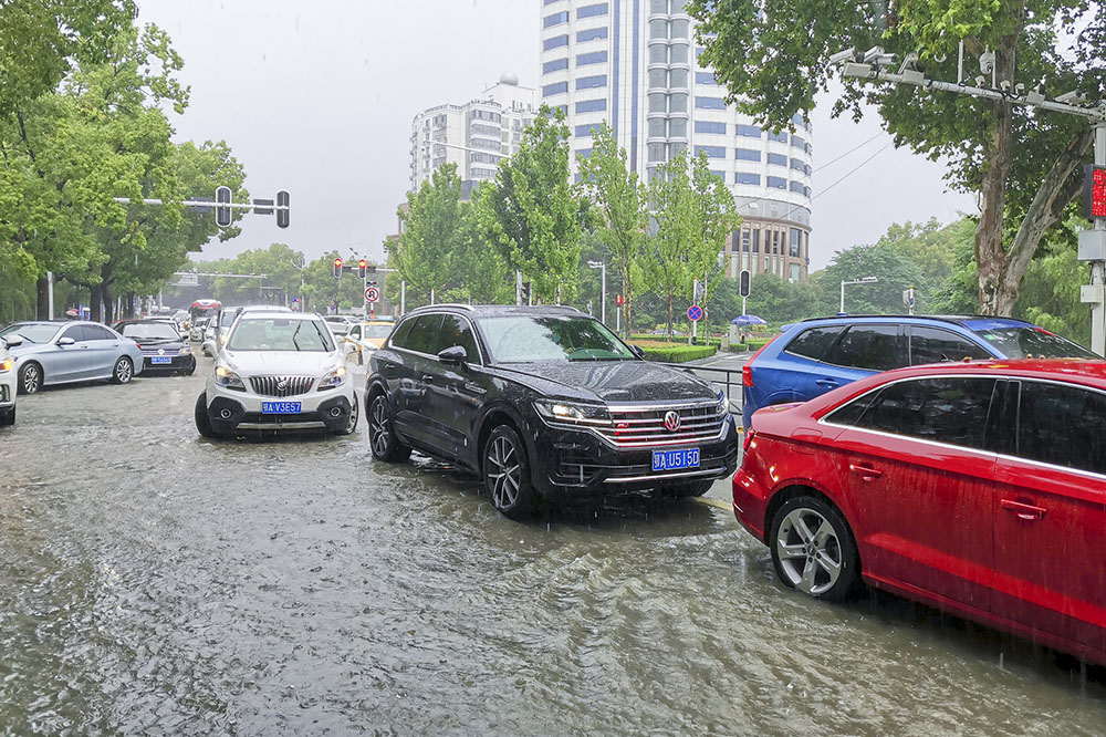 7月6日，武漢市洪山區武漢大學中南醫院門口，暴雨導致多處路段積水。
