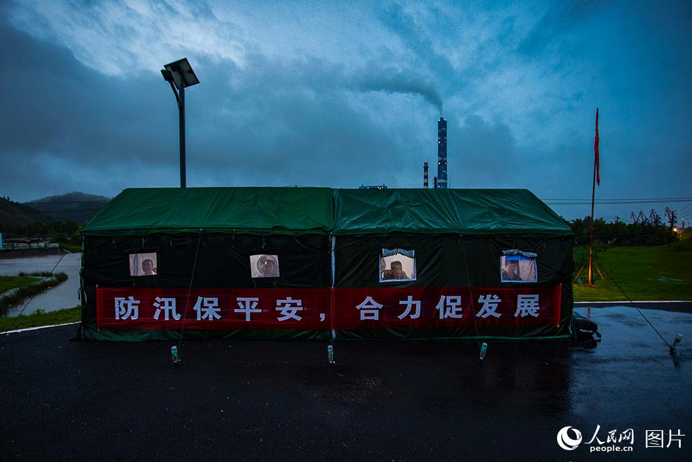 7月7日清晨5時許，江西省九江市湖口縣各圩堤值班值守人員仍在堅守，嚴格落實做細各項防汛舉措。
