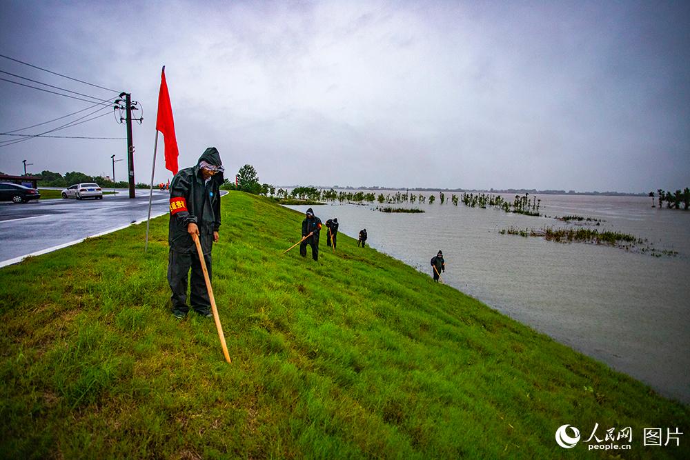 7月7日清晨5時許，江西省九江市湖口縣各圩堤值班值守人員仍在堅守，正在巡堤排險。