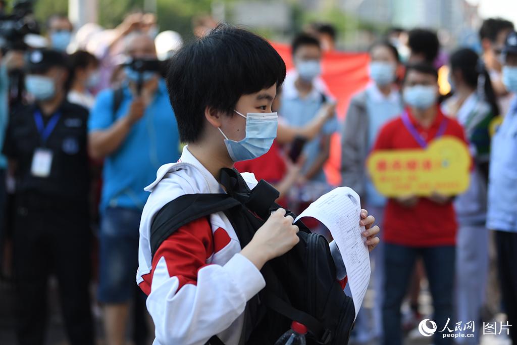 北京4萬余名考生迎接“疫”中高考。人民網記者 翁奇羽 攝