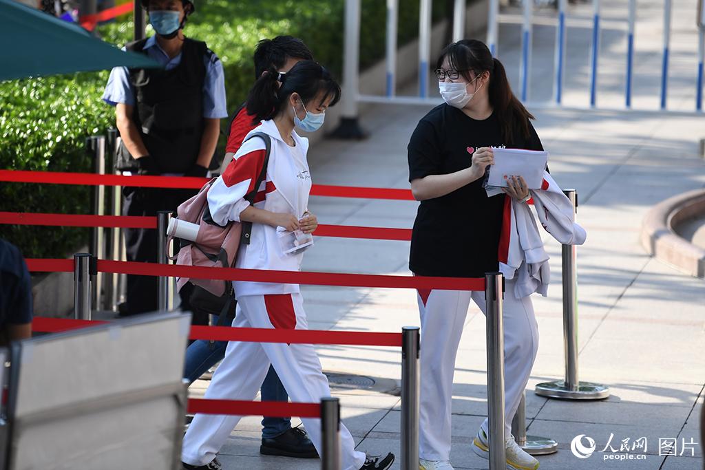 北京4萬余名考生迎接“疫”中高考。人民網記者 翁奇羽 攝