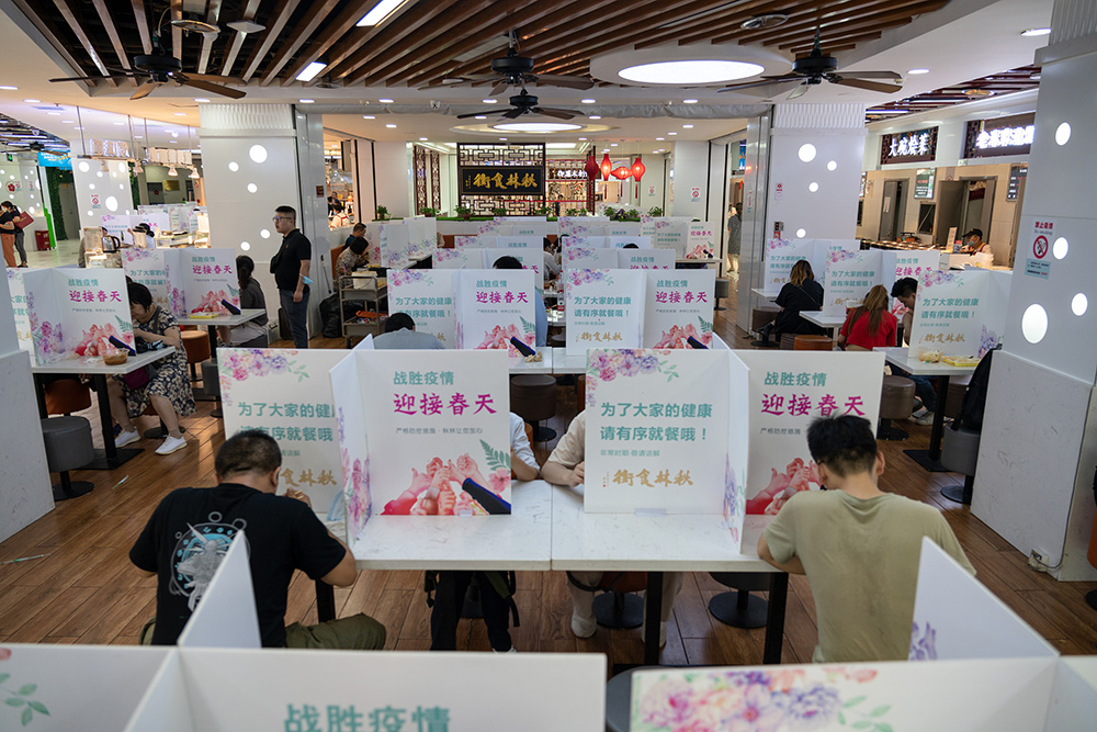 西安：商場餐飲區餐桌設立“隔離板” 提倡“一人一座”