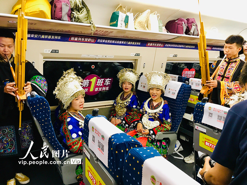 7月8日，在六盤水至廣州南的G2954次列車上，貴陽客運段文藝小分隊正在舉行“迎安六高鐵首發列車”表演活動。