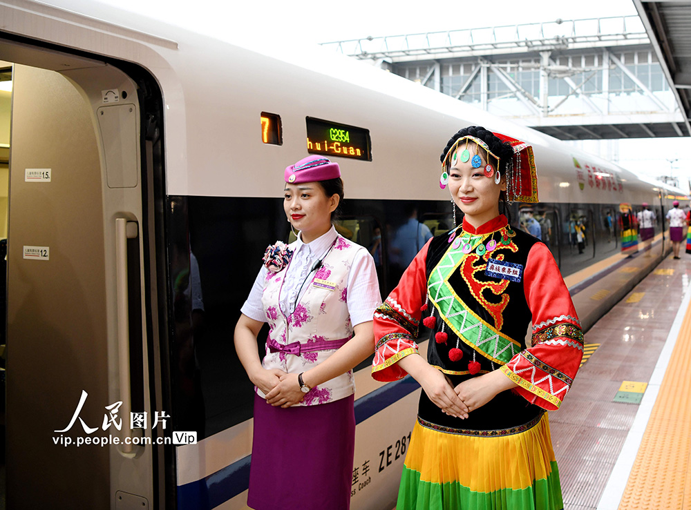 7月8日，安六高鐵首發列車——六盤水至廣州南的G2954次列車員喜迎旅客。