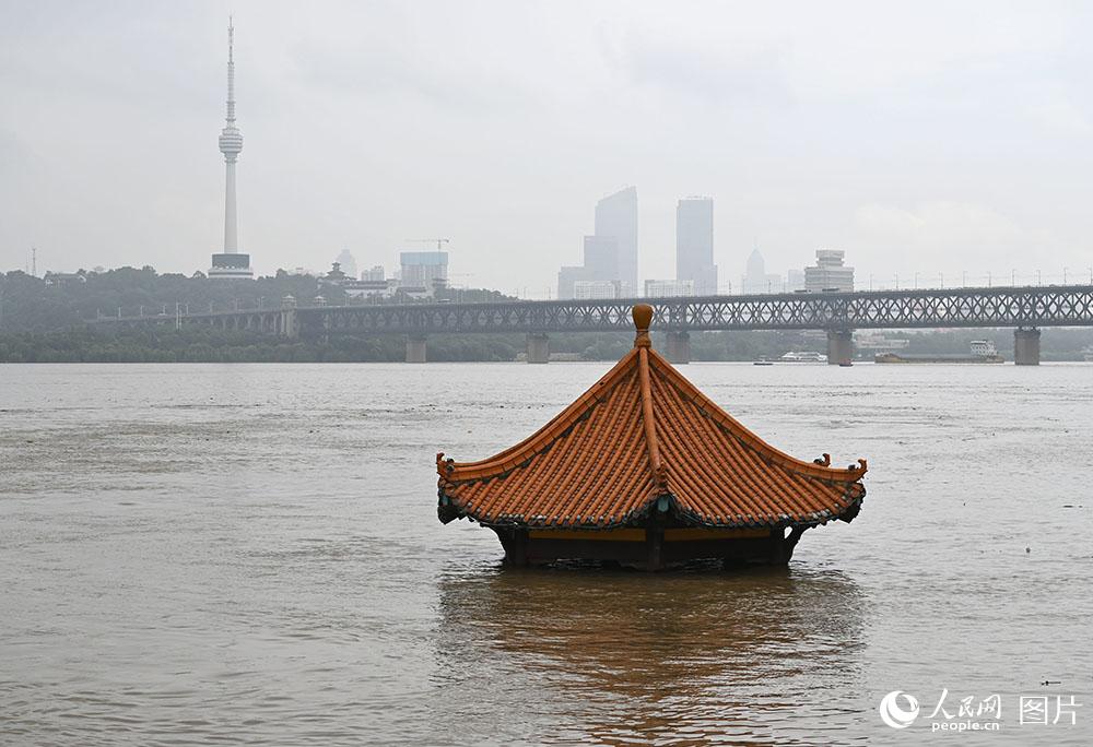 武昌沿江大道江灘黃花磯親水平台已被江水淹沒。
