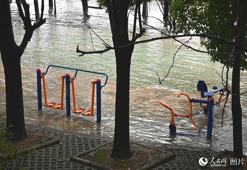 武昌江灘親水平台上的健身器材侵泡在江水中。