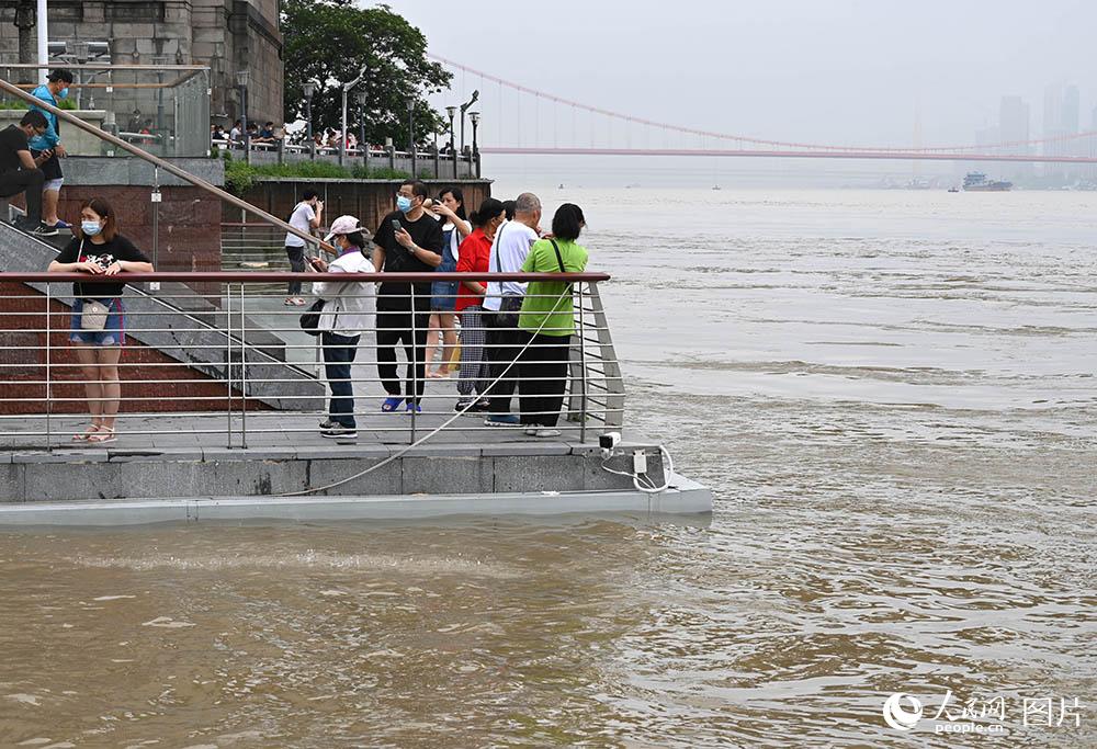 武漢市民在武昌漢陽門江灘觀看水情。