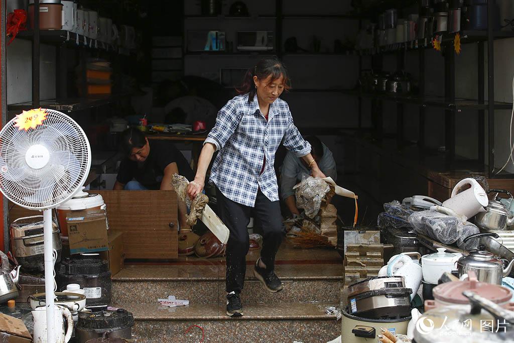2020年7月8日，安徽省黃山市歙縣城區，店家正在進行災后清理。施亞磊/攝