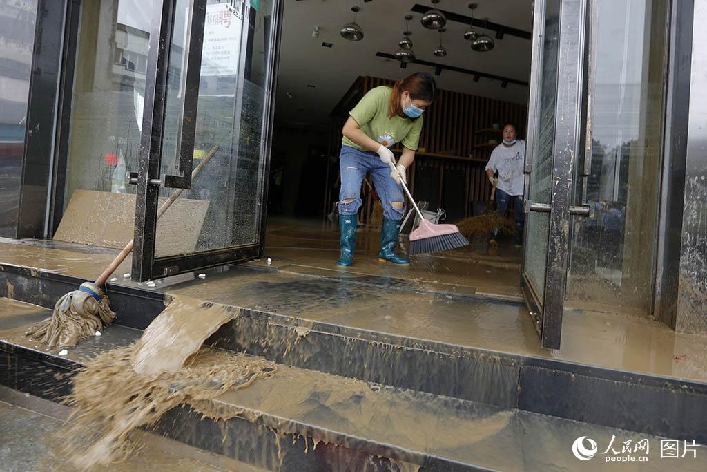 2020年7月8日，安徽省黃山市歙縣城區，店家正在進行災后清理。施亞磊/攝