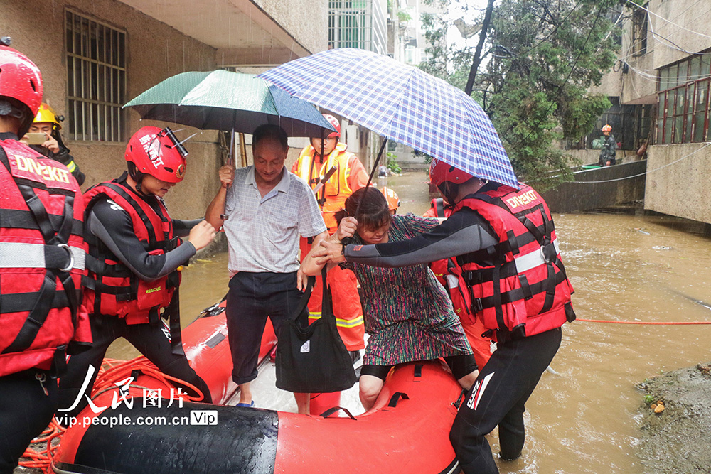 江西新干：多部门合力转移洪水中受困群众【4】
