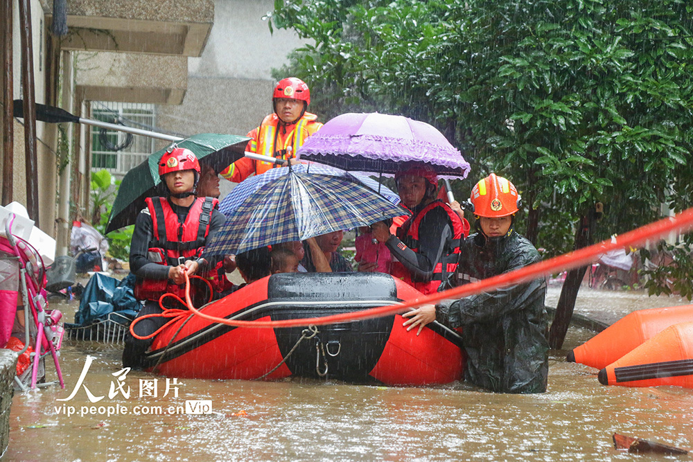 江西新干：多部门合力转移洪水中受困群众【2】