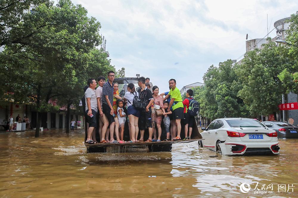 2020年7月10日，在江西省吉安市峽江縣水邊鎮，救援人員在轉移受困群眾。