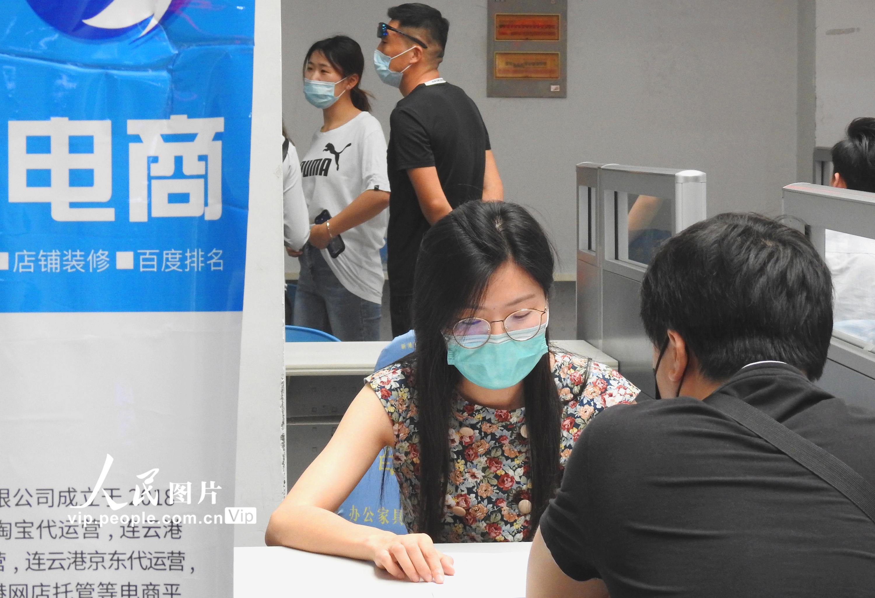 2020年7月11日，连云港市人才市场，求职者在首场电商类专场招聘会上咨询、了解岗位情况。