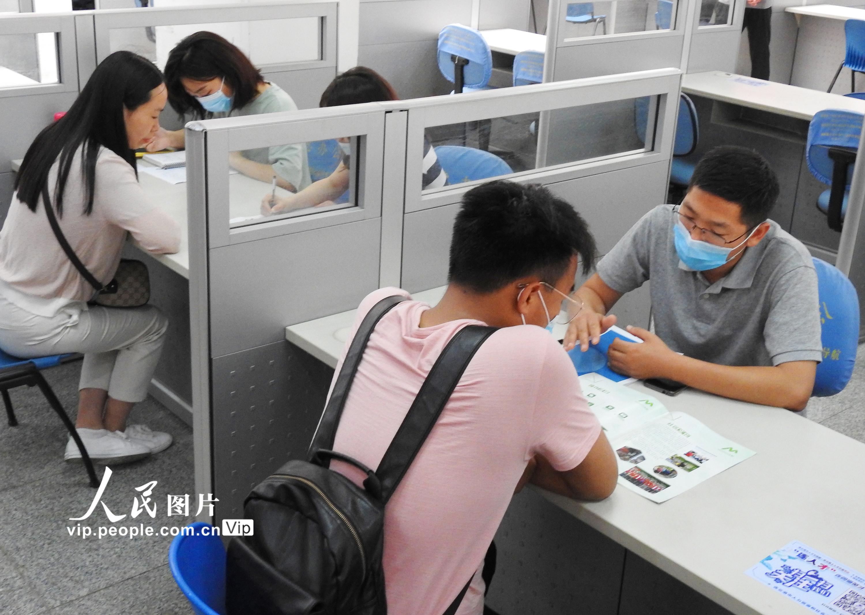 2020年7月11日，連雲港市人才市場，求職者在首場電商類專場招聘會上咨詢、了解崗位情況。