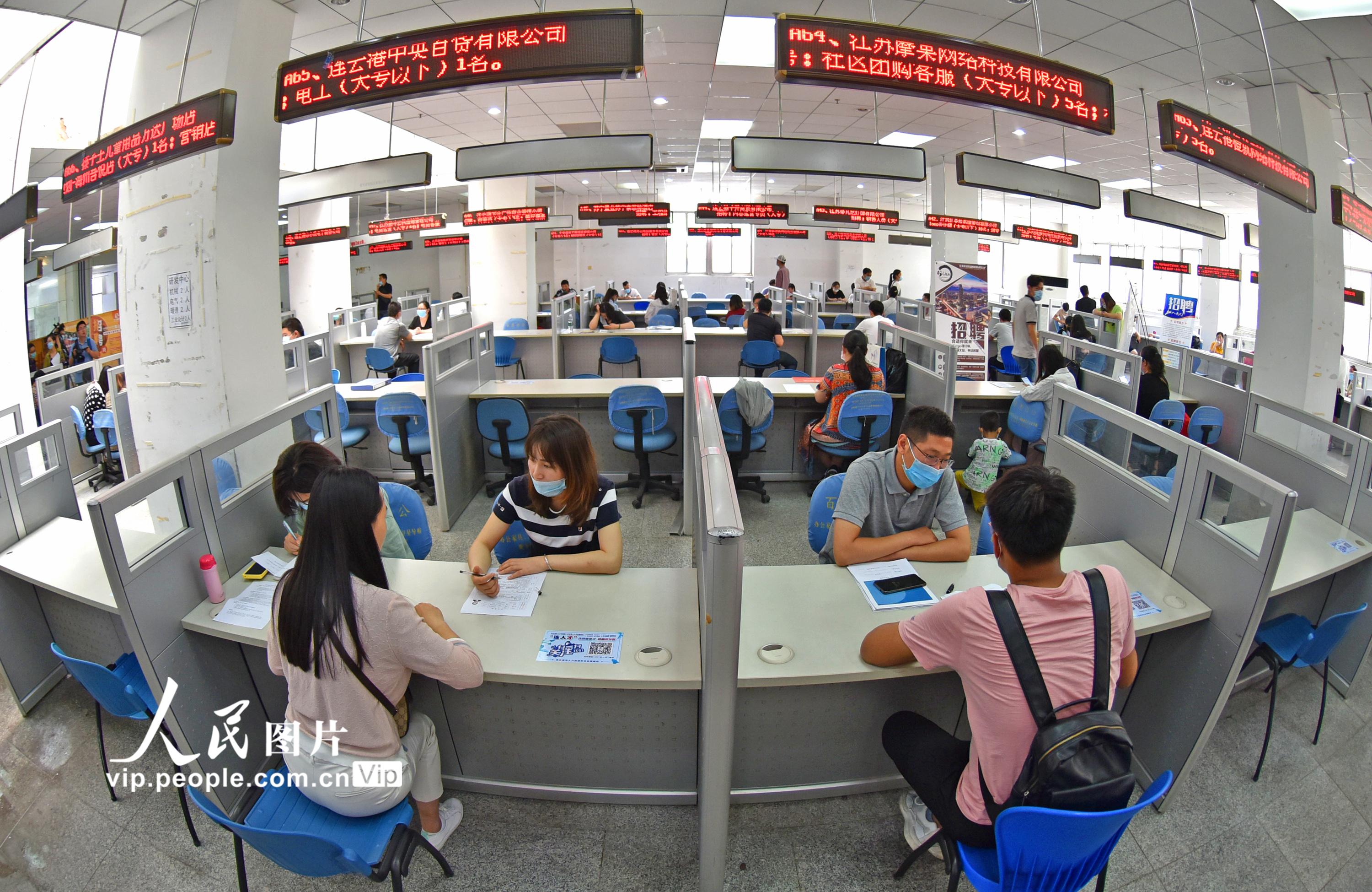 2020年7月11日，连云港市人才市场，求职者在首场电商类专场招聘会上咨询、了解岗位情况。