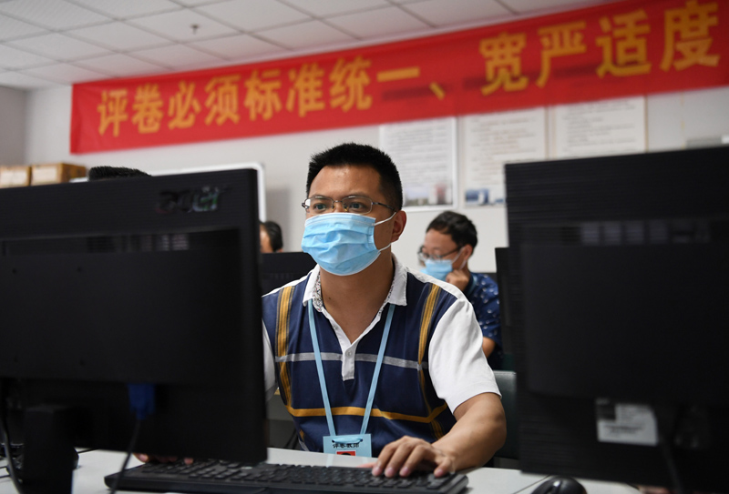 7月12日，评卷老师在西南大学评卷场内阅卷。