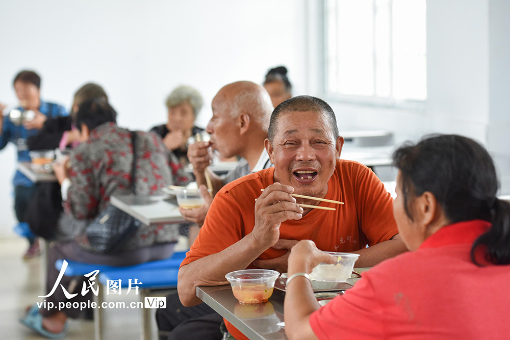 2020年7月13日，在湖北省荊州市紀南文旅區紀南鎮董場小學安置點，分洪區轉移出來的群眾正在有序就餐。