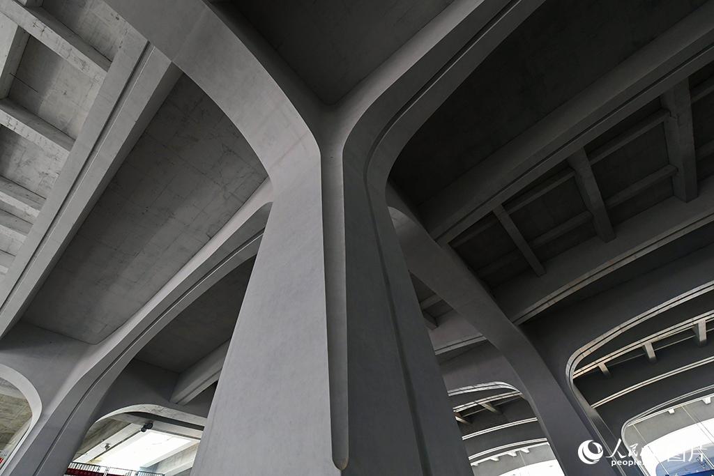 2020年7月8日，京雄城際鐵路雄安站清水混凝土工程基本完工。極具現代感的地面候車大廳，呈現出近於混凝土本色的自然之美。孫立君/攝