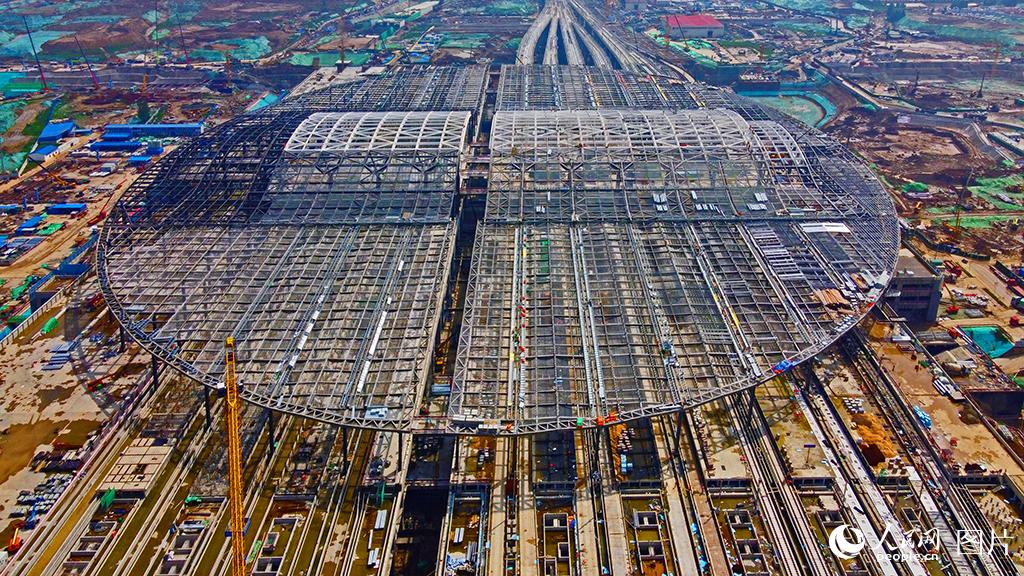 2020年7月13日，京雄城際鐵路雄安站屋蓋雨棚及高架層鋼結構施工正在有序推進。站房造型猶如荷葉上的一滴露珠。孫立君/攝