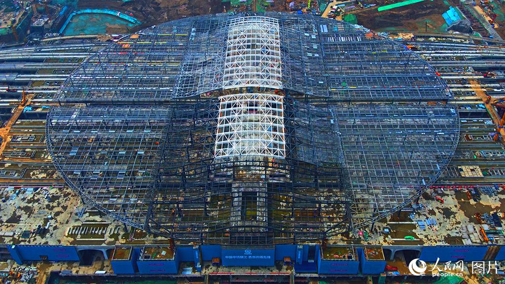 2020年7月13日，京雄城際鐵路雄安站屋蓋雨棚及高架層鋼結構施工正在有序推進。站房造型猶如荷葉上的一滴露珠。孫立君/攝